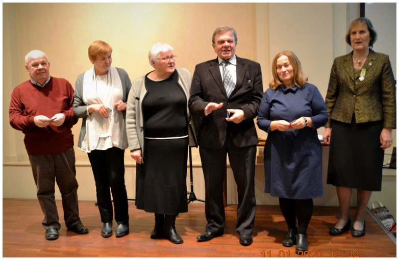 Nowo przyjęci członkowie SPH”. Od lewej stoją: phm. Krzysztof Noworyta, hm. Barbara Noworyta, phm. Czesława Andryszczak, hm. Andrzej Brożek, hm. Maryla Kania oraz Prezes SPH hm. Danuta Noszka-Leśniewska