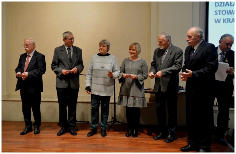 Członkowie SPH odznaczeni Odznakami Wolontariusza. Od lewej stoją: phm. Antoni Wiatr, hm. Krzysztof Poniedziałek, hm. Małgorzatę Pobóg-Malinowską, pwd. Katarzyna Hrynkiewicz, hm. Andrzej Słowik, hm. Ferdynand Nawratil Prezes Zarządu Krakowskiego Forum Organizacji Społecznych KRAFOS