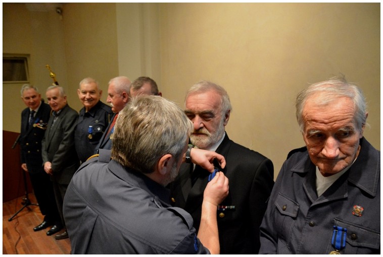 Członkowie SPH odznaczeni Medalem im. Mariusza Zaruskiego. Stoja od lewej: hm. Jerzy Klinik, hm. Ryszard Wójcik, phm. Maciej Struś, hm. Stanisław Piasecki, phm. Andrzej Marcińczyk (zasłonięty) phm. Jacek Małota, hm. Marian Dziechciowski