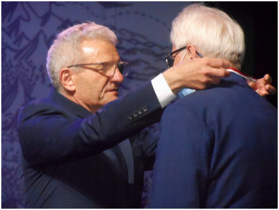 Dekoracji Złotą Lilijką Seniorów dokonał hm. Dariusz Supeł , Przewodniczący ZHP. Po czym rozległy się gromkie owacje ze strony zgromadzonych gości.