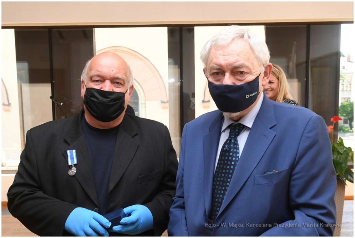 Po dekoracji phm. Jan Kocoł i Prezydent Miasta Krakowa prof. Jacek Majchrowski