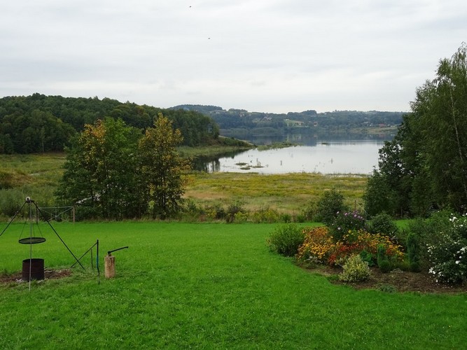 Ogólny widok na grill, ogród i fragment jeziora