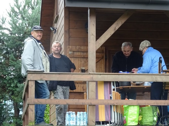 Gospodarz P. Firlit (drugi z lewej) oraz pierwsi goście A. Figura, Tadeusz i Ewa Kubas